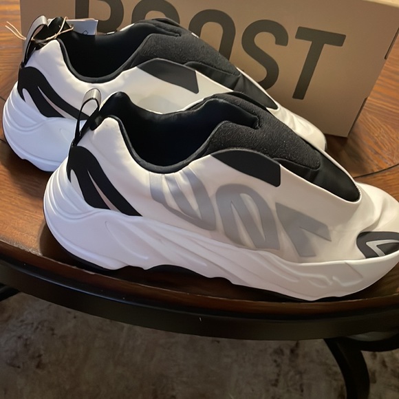 Yeezy 700 MVN Boost main image 7